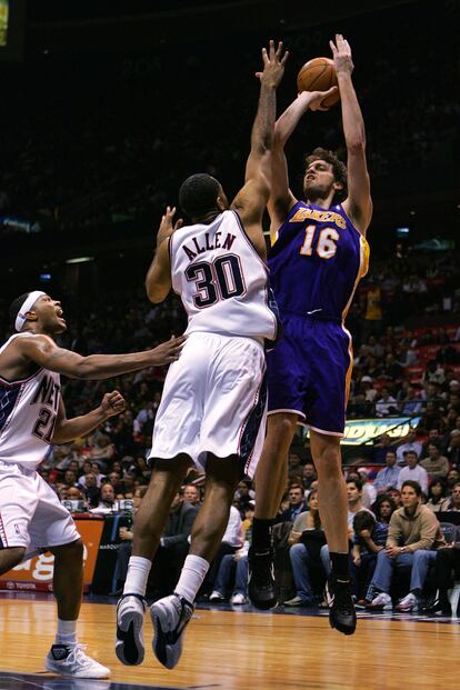 Pau Gasol durante su debut con Los Ángeles Lakers ante los New Jersey Nets en el que realizó una gran actuación, en febrero de 2008. El ala-pívot acabaría el partido con 24 puntos y 12 rebotes. Los Lakers ganarían 90-105. 