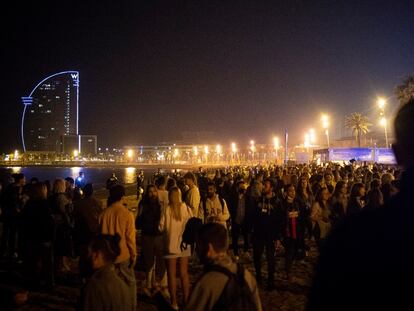 Celebración en la playa de la Barceloneta en la primera noche sin toque de queda.