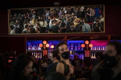 Ambiente en el concierto de la Sala Apolo de Barcelona del día 12 de diciembre./ EMILIO MORENATTI (AP)