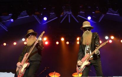 Dusty Hill y Billy Gibbons, de la banda ZZ Top, en su actuaci&oacute;n en el Azkena Rock Festival.