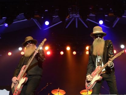 Dusty Hill y Billy Gibbons, de la banda ZZ Top, en su actuaci&oacute;n en el Azkena Rock Festival.