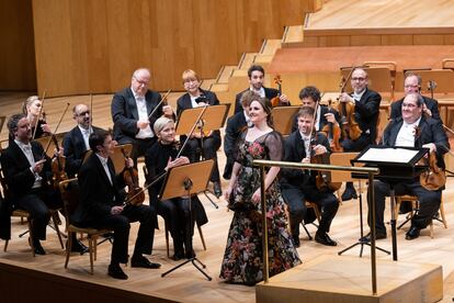 La soprano Louise Alder y varios integrantes de la Filarmónica al final del motete de Mozart, el viernes en Zaragoza.