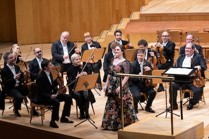 La soprano Louise Alder y varios integrantes de la Filarmónica al final del motete de Mozart, el viernes en Zaragoza.