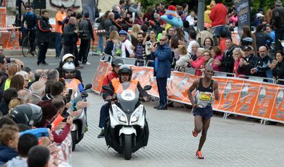 El ganador de la carrera, el keniano Victor Kipchirchir, con un tiempo de 2:07:38.