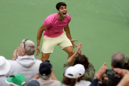 Alcaraz celebra su triunfo contra Medvedev en la final del domingo.