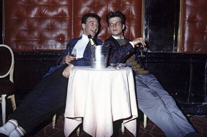 Stephen Patrick y Dominic Schelppinghof en el londinense Café de Paris en 1986. El mítico local fundado en 1924 en el West End se convirtió en el epicentro del hedonismo más decadente durante los años ochenta, con clientes habituales como Boy George o Mick Jagger.