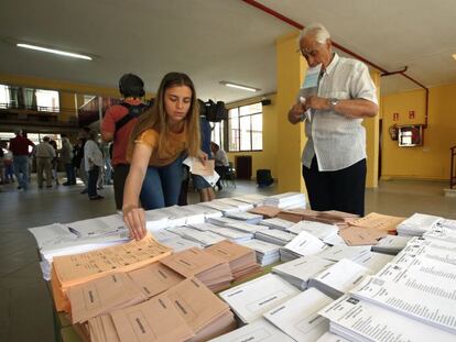 GRA020 MADRID, 26/06/2016.- Varios votantes eligen las papeletas de su opci&oacute;n en el colegio Bernadette de Aravaca, Madrid, en la jornada de elecciones generales que vive hoy nuestro pa&iacute;s.