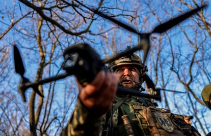 Los drones están jugando un papel clave en la invasión de Rusia a Ucrania y ambos países los están utilizando. En la imagen, un soldado ucranio lanza un dron en la región de Jersón, el 7 de noviembre.