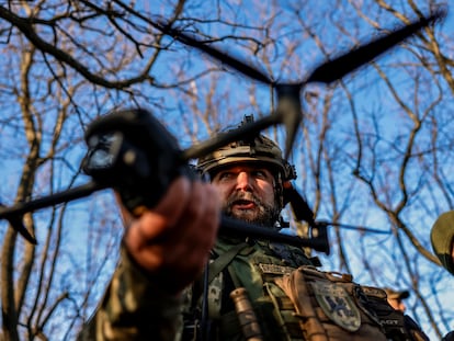 Los drones están jugando un papel clave en la invasión de Rusia a Ucrania y ambos países los están utilizando. En la imagen, un soldado ucranio lanza un dron en la región de Jersón, el 7 de noviembre.