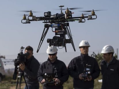 Endesa ha anunciado que empleará robots voladores como el de la imagen para inspeccionar las torres y el tendido eléctrico en todo el país.