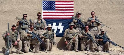 Imagen de septiembre de 2010 en la que el grupo de marines posa con una bandera nazi.