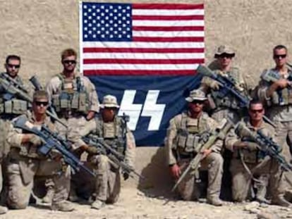 Imagen de septiembre de 2010 en la que el grupo de marines posa con una bandera nazi.