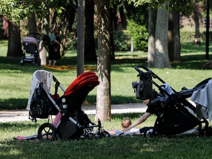 Carritos de bebé en el parque del Turia, en Valencia.