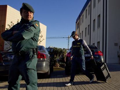 Agentes de la Guardia Civil sacan documentaci&oacute;n de la sede del Patronato Provincial de Recaudaci&oacute;n, en M&aacute;laga.