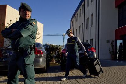 Agentes de la Guardia Civil sacan documentación de la sede del Patronato Provincial de Recaudación, en Málaga.