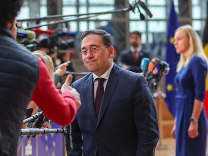 El ministro de Asuntos Exteriores, José Manuel Albares, atiende a la prensa a su llegada a Bruselas.