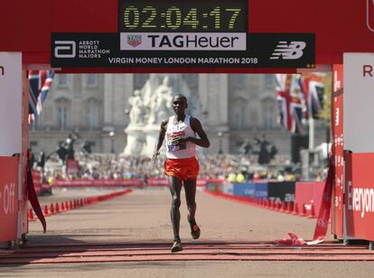 Eliud Kipchoge se impone en su tercer maratón de Londres.