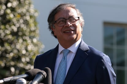 El presidente Gustavo Petro habla afuera de la Casa Blanca en Washington (EE UU), el pasado 20 de abril.