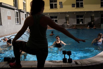 Bañistas realizando ejercicios de 'aqua fitness' en una de las piscinas exteriores del Balenario Lukacs.