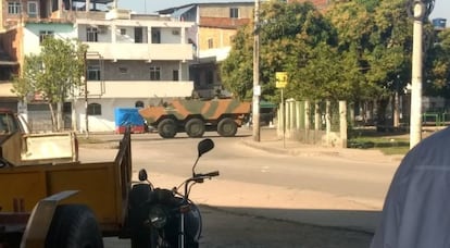 Blindados do Exército entram na Maré, nesta quarta. 