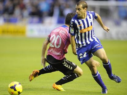 Juanma G&oacute;mez dribla a &Oacute;scar Rico en un momento del encuentro.