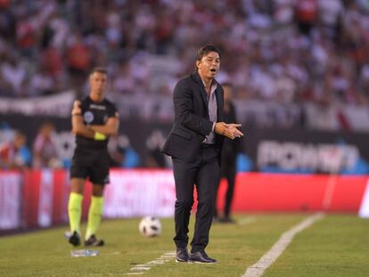 Marcelo Gallardo, entrenador de River, en pleno partido ante Godoy Cruz.