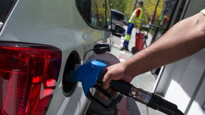 Un conductor reposta en una gasolinera de Madrid.