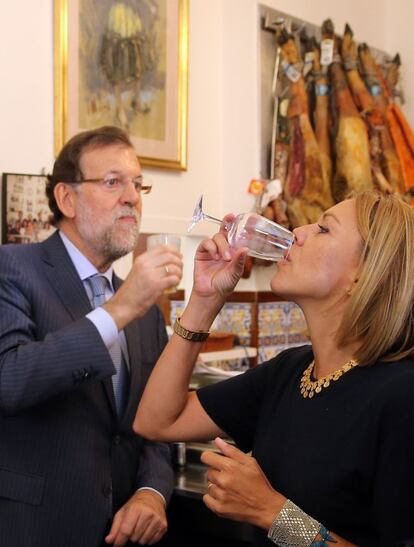 El presidente del Gobierno, Mariano Rajoy, ha compartido unas cañas de cerveza y varios aperitivos con la secretaria general del PP, María Dolores de Cospedal, y otros dirigentes populares en una taberna cercana al Congreso de los Diputados en Madrid (España), tras la reunión que ha mantenido con los diputados y senadores de su partido.