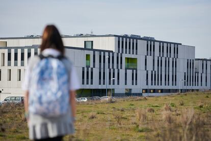 Una chica junto al colegio Irabia-Izaga de Pamplona.