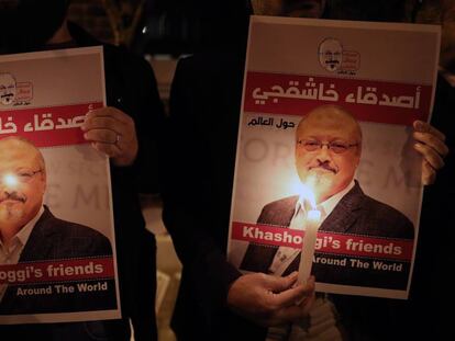 Vigília pelo jornalista Jamal Khashoggi em frente ao consulado de Arábia Saudita em Istambul, em outubro de 2018.