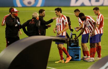 Simeone da instrucciones a sus jugadores durante la pausa de hidratación