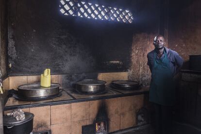 Emma Semanza es un congolés que trabaja como cocinero del centro de estudios desde hace ocho años.
