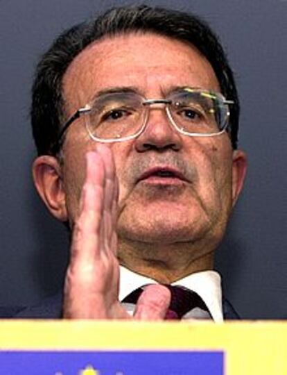 Apenas unas horas después de la retoma del islote, la OTAN aplaudía la vuelta al statu quo, mientras que el presidente de la Comisión Europea, Romano Prodi, (en la foto) puntualizaba que había llegado el momento de reanudar el diálogo. Por su parte el secretario general de Naciones Unidas, Kofi Annan, se ofrecía a mediar en el conflicto.
(AP)