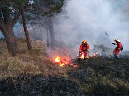 La mayoría de esos incendios, según el Ejecutivo cántabro, han sido provocados. "Hay que hablar de incendios intencionados en el 99% de los casos", según detalló Miguel Ángel Revilla, presidente cántabro. Revilla ha confirmado en una entrevista en la Cadena Ser que han sido detenidas dos personas y están a la espera de pasar a disposición judicial. En la imagen, efectivos de la UME participan en las labores de extinción de uno de los fuegos, este domingo.