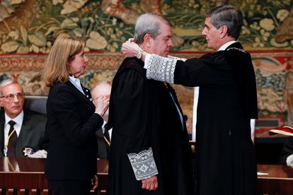 César Tolosa, junto al presidente del Tribunal Constitucional, Pedro González-Trevijano, durante su toma de posesión como nuevo magistrado del Tribunal Constitucional. 