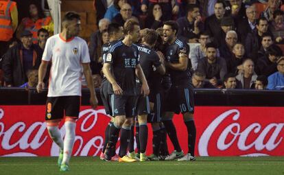 Los jugadores de la Real Sociedad celebran uno de los goles.