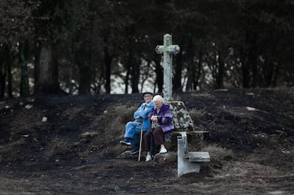 Incendio forestal en Galicia. Vecinos observan la zona quemada. 