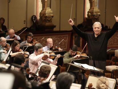 Zubin Mehta dirige un ensayo el 27 de diciembre.