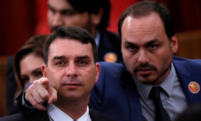 Flávio y Carlos Bolsonaro, hijos del presidente de Brasil, en 2018.