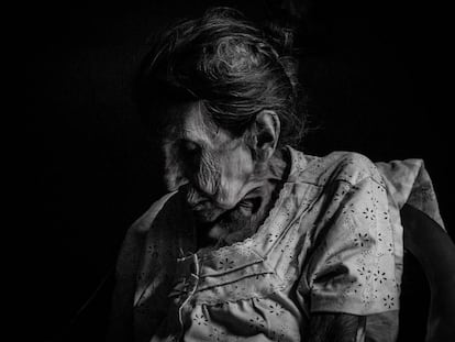 Doña Anita, de 108 años de edad, anciana de la comunidad Nicaragua Libre en Diriomo. El autor es uno de los estudiantes participantes en un proyecto de fotoperiodismo para acercar a universitarios y comunidades rurales.