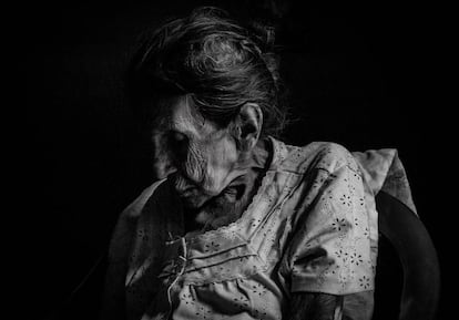 Doña Anita, de 108 años de edad, anciana de la comunidad Nicaragua Libre en Diriomo. El autor es uno de los estudiantes participantes en un proyecto de fotoperiodismo para acercar a universitarios y comunidades rurales.