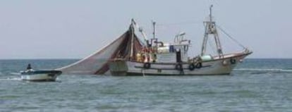 Un pesquero faena en la Costa de Huelva.