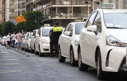 Los dos carriles centrales de la calle Colón de Valencia, ocupados por la protesta del taxi.