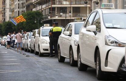 Los dos carriles centrales de la calle Colón de Valencia, ocupados por la protesta del taxi. 