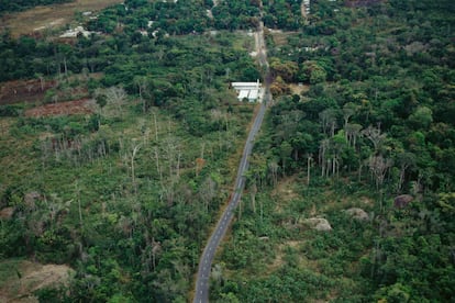 Vista aérea del bosque cerca de Puerto Ayacucho, Estado de Amazonas, Venezuela.