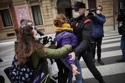 Una mujer ha sido detenida por la Policía Foral como presunta autora de un delito de atentado a la autoridad en las inmediaciones del Parlamento de Navarra, en cuya fachada se han encadenado varias jóvenes en el marco de una movilización con motivo del Día Internacional de la Mujer. En la imagen, la detención de la manifestante en Pamplona.