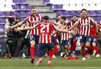 Celebración de los jugadores del Atlético tras finalizar el partido.