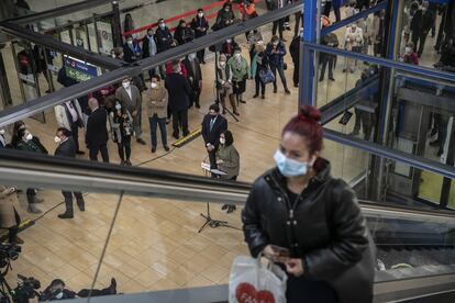 Vecinos y simpatizantes del PP durante una visita de Isabel Díaz Ayuso durante la campaña electoral en el metro de Villaverde Alto, en el sur de Madrid.