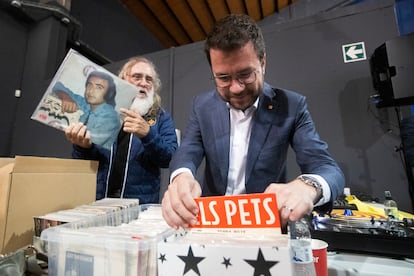 El presidente de la Generalitat y candidato a la reelección, Pere Aragonès, junto al DJ que ameniza el evento durante el acto de final de campaña de ERC, este viernes en Tarragona. 