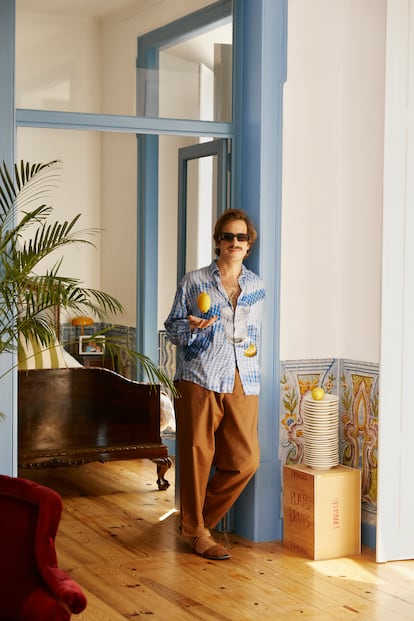 Un trampantojo de limones –en el caso de la camisa, obra de Jacquemus– para un retrato del artista junto a la escultura de platos que Monreal creó para su exposición Plats bruts, que ya ha pasado por La Fresh Gallery en Madrid o el Palazzo Monti, en Brescia.